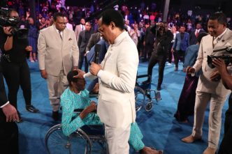 Pastor Chris Oyakhilome’s Healing Claims Go Viral: Miracle or Staged Performance?
